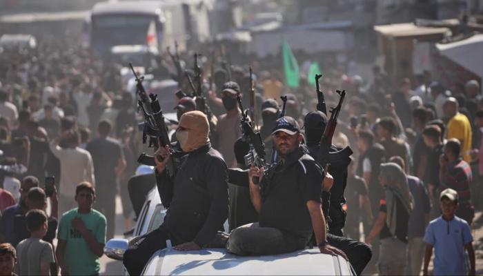 عناصر من حماس وسط المواطنين في غزة