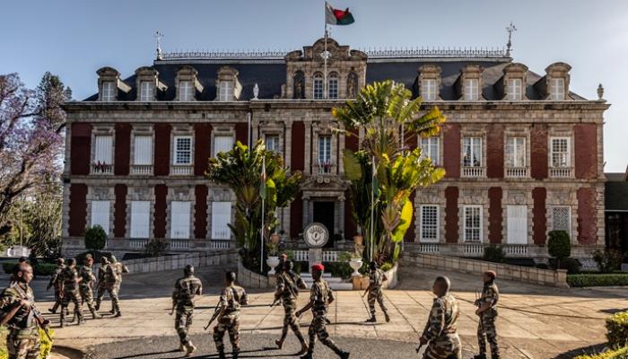 جنود في ساحة القصر الرئاسي بمدغشقر - أ.ف.ب