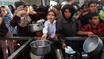 فلسطينيون يتجمعون لاستلام حصص غذاء من مطبخ خيري بغزة
