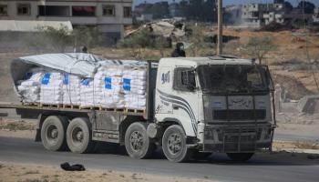 شاحنة محملة بمساعدات على طريق في دير البلح