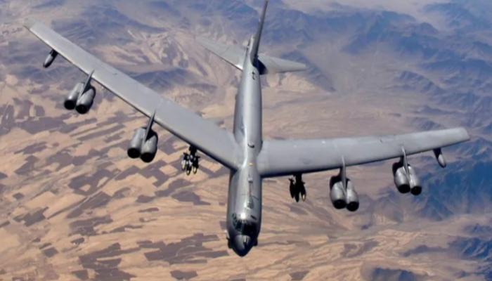 القاذفة الأمريكية بي-52