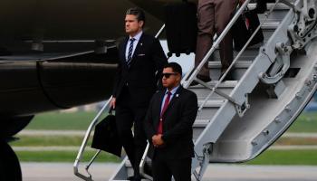 هبوط اضطراري لطائرة وزير الدفاع الأمريكي