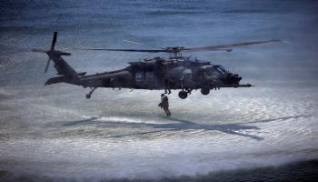 جندي من قوات النخبة البحرية الأمريكية يقفز إلى خليج تامبا