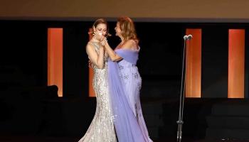 منة شلي تقبل يد يسرا 