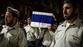 جنود إسرائيليون يحملون تابوتا به جثة رهينة