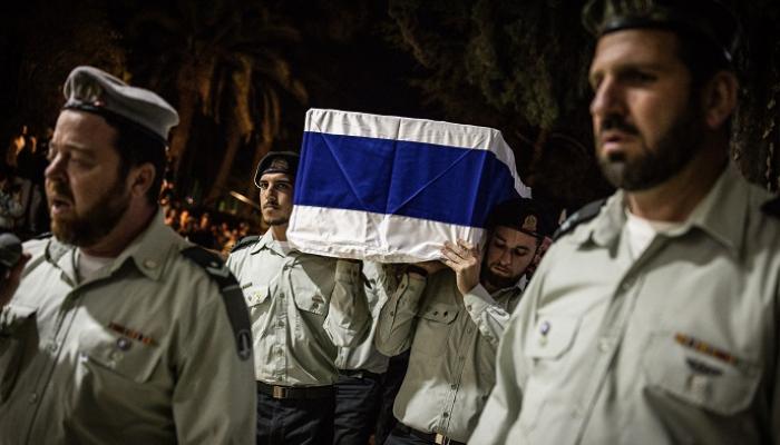 جنود إسرائيليون يحملون تابوتا به جثة رهينة