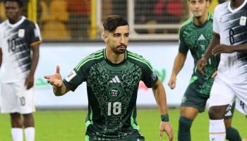 عمورة نجم منتخب الجزائر