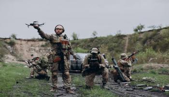 جندي أوكراني يحمل مسيرة 