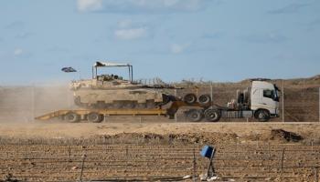 شاحنة عسكرية إسرائيلية تحمل دبابة جنوب إسرائيل على الحدود مع قطاع غزة