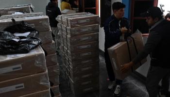 أعضاء لجنة الانتخابات ببوليفيا أثناء نقل أوراق ومستلزمات الاقتراع