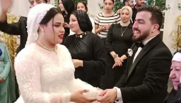العروسان   