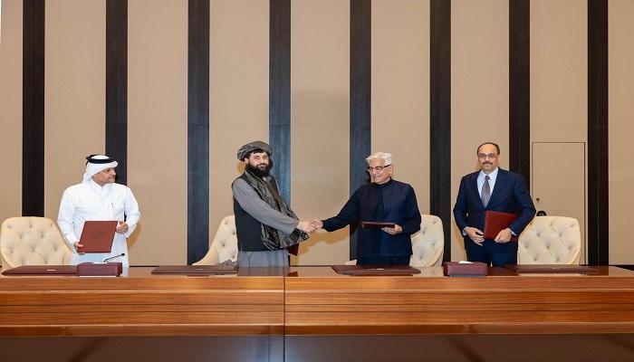 جانب من مراسم توقيع الاتفاق في الدوحة