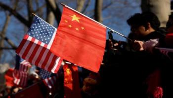 الحرب التجارية بين أمريكا والصين تلقي بظلالها على توقعات