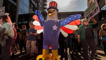 متظاهر أمريكي يرتدي زي دجاجة