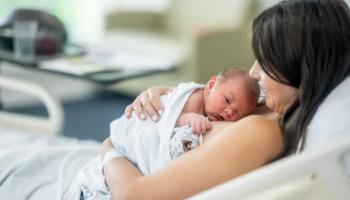 خبراء دوليون يدعون إلى اعتماد "حضن الولادة"، كإجراء طبي أساسي