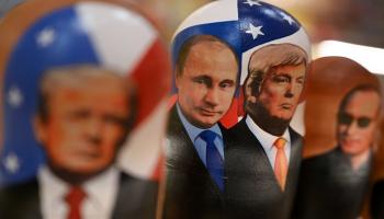 دمى خشبية تُظهر الرئيسين ترامب وبوتين معروضة للبيع في متجر بموسكو (أ ف ب)