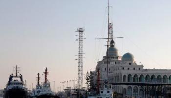 سفن ترسو أمام مقر هيئة قناة السويس المصرية