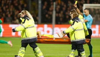 بطاقة صفراء للاعب على نقالة