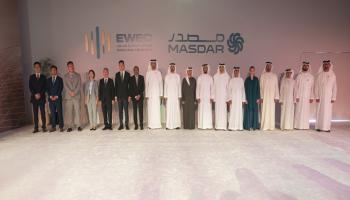 مراسم وضع حجر الأساس لأول وأكبر مشروع طاقة متجددة من نوعه في العالم