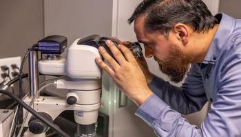 مختبر جودة تابع لشركة «الإمارات العالمية للألمنيوم»