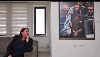 فدوى البرغوثي تتطلع إلى صورة زوجها