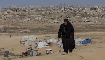 مبانٍ مدمرة تظهر من الجهة الغربية لمخيم النصيرات.