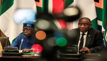 الرئيس النيجيري بولا تينوبو ونظيره الجنوب أفريقي سيريل رامافوزا في كيب تاون