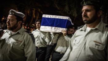 جنود إسرائيليون يحملون نعش رهينة ​​بعد إعادة جثمانه من غزة