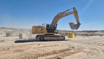 رافعة إسرائيلية تضع كتل صفراء 