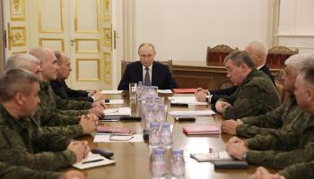 لقاء سابق بين بوتين ورئيس الأركان والقادة
