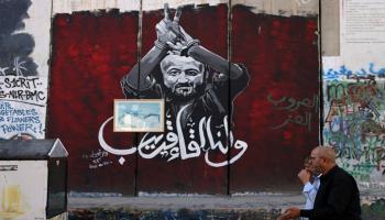 جرافيتي لمروان البرغوثي على قسم من الجدار العازل الإسرائيلي 