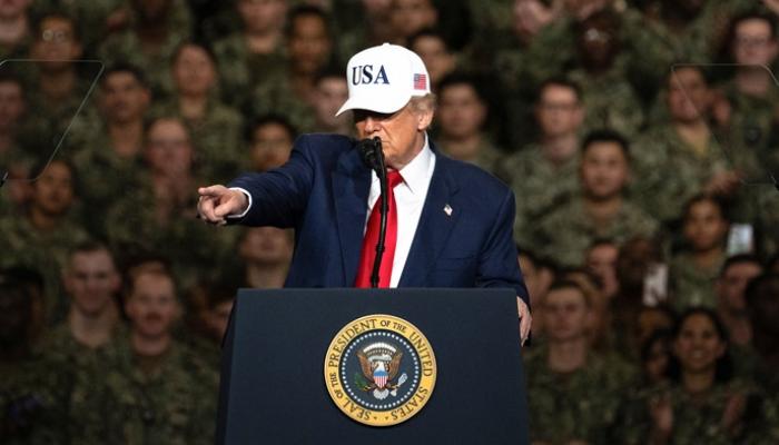 ترامب يلقي خطابا على متن حاملة طائرات في القاعدة البحرية الأمريكية في يوكوسوكا