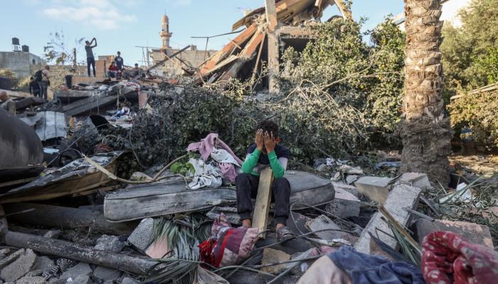 طفل فلسطيني وسط ركام منزل بالنصيرات