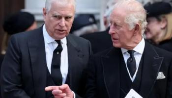 الملك تشارلز (يمين) وشقيقه الأمير أندرو