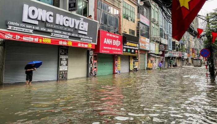 سيول جارفة تشلّ الحياة في فيتنام