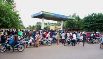 مواطنون في مالي عند محطة وقود