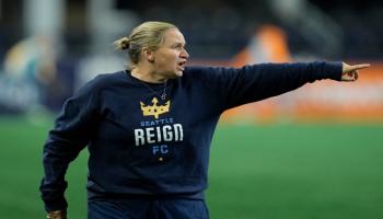 المدربة لورا هارفي