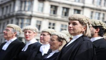 محامون بريطانيون يرتدون الزي والشعر المستعار