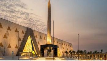 المسلة المعلقة أمام المتحف المصري الكبير