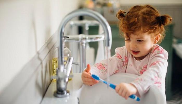 خبراء يرون أن  تنظيف الأسنان مرتين يومياً أجدى من استخدام أقراص الفلورايد 