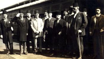 مرقص باشا حنا بصحبة بعض رجال الحكومة المصرية