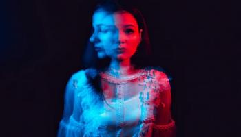 اختيار اللون الأزرق، قد يعكس محاولات لا واعية لاحتواء اضطرابات نفسية