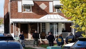 فرقة من قوات مكافحة الإرهاب أثناء تفتيش منزل على صلة بالهجوم