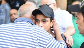 نجل أحمد عبد الله ينهار بالبكاء في جنازة والده