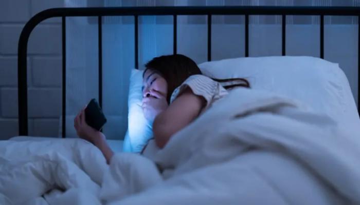 تصفح الهاتف قبل النوم لا يؤثر سلبًا على النوم