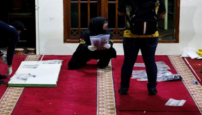 جانب من عملية جمع الأدلة داخل المسجد