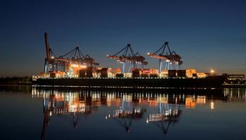 سفينة حاويات في محطة التحميل «ألتنفيردر» بميناء هامبورغ