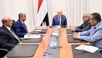 رشاد العليمي خلال اجتماعه برئيس الحكومة اليمنية ومحافظ البنك المركزي