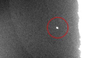 وميض غامض على سطح القمر يشعل الجدل