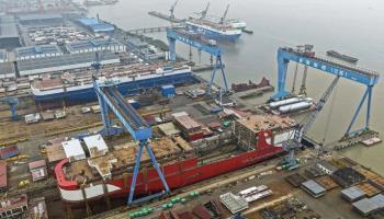 منشأة لبناء السفن على طول نهر اليانغتسي في مقاطعة جيانغسو الصينية